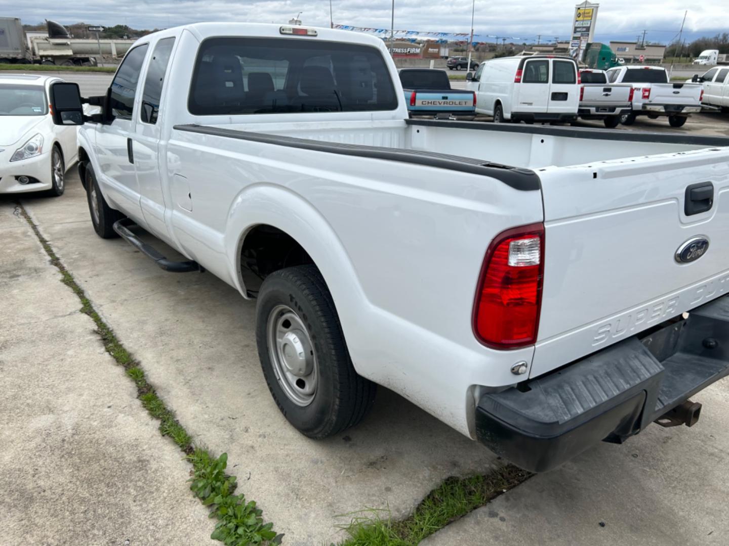 2016 White Ford F-250 SD XL SuperCab 2WD (1FT7X2A65GE) with an 6.2L V8 OHV 16V engine, 6A transmission, located at 1687 Business 35 S, New Braunfels, TX, 78130, (830) 625-7159, 29.655487, -98.051491 - Photo#3